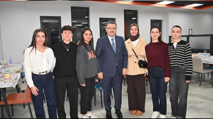 Ba�kan Gen� iftarda ��renciler ile bulu�tu