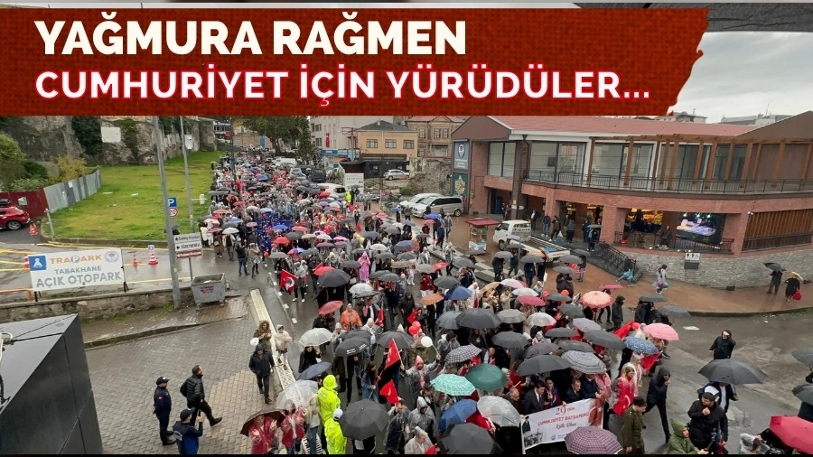 Trabzonlular, yağmura rağmen Cumhuriyet için yürüdü...