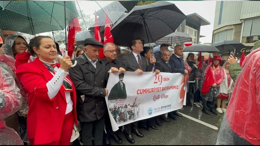 Trabzonlular, yağmura rağmen Cumhuriyet için yürüdü...