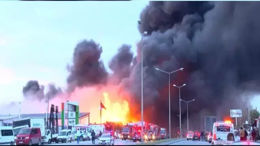 Korkun� g�r�nt�ler! Dumanlar g�ky�z�n� kaplad�