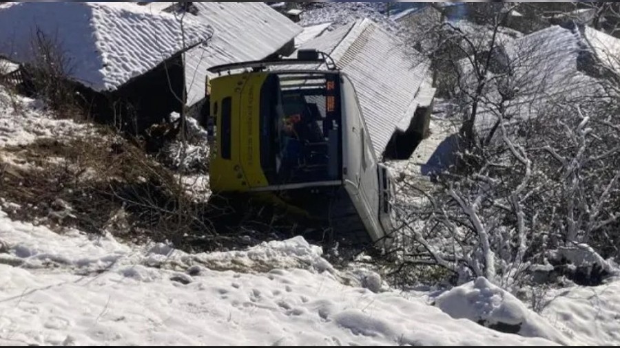 Trabzonda yolcu otobs yamatan aaya yuvarland!