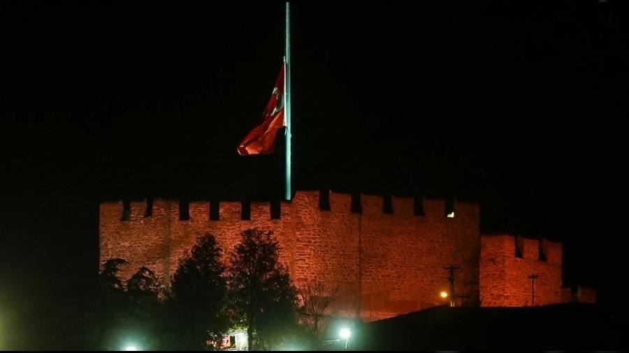 Bolu'daki otel facias nedeniyle milli yas ilannn ardndan Trkiye'de bayraklar yarya indirildi