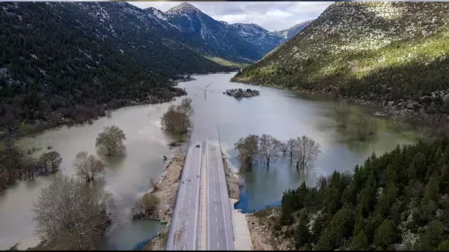 G�nlerdir Bu Halde! Trafik Levhalar� Bile Suya G�m�ld�