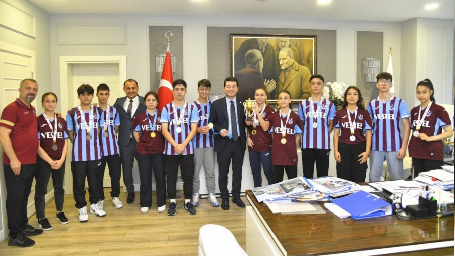 Trabzonlu ampiyon sporcu madalyasn Bakan Kaya'ya hediye etti!